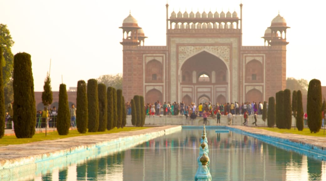 Taj Mahal showing a temple or place of worship