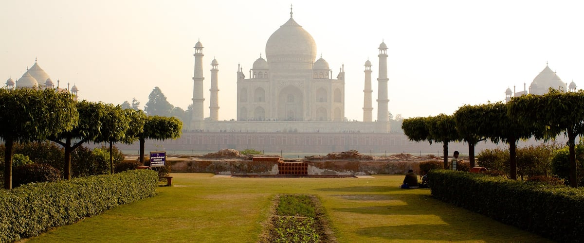 Taj Mahal ofreciendo un templo o lugar de culto y elementos del patrimonio