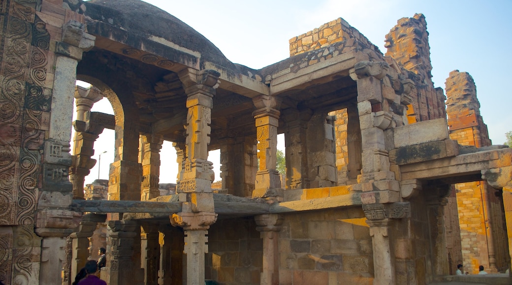 Qutub Minar ซึ่งรวมถึง ซากอาคาร