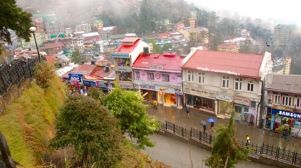 Centro commerciale di Shimla mostrando città e nebbia e foschia
