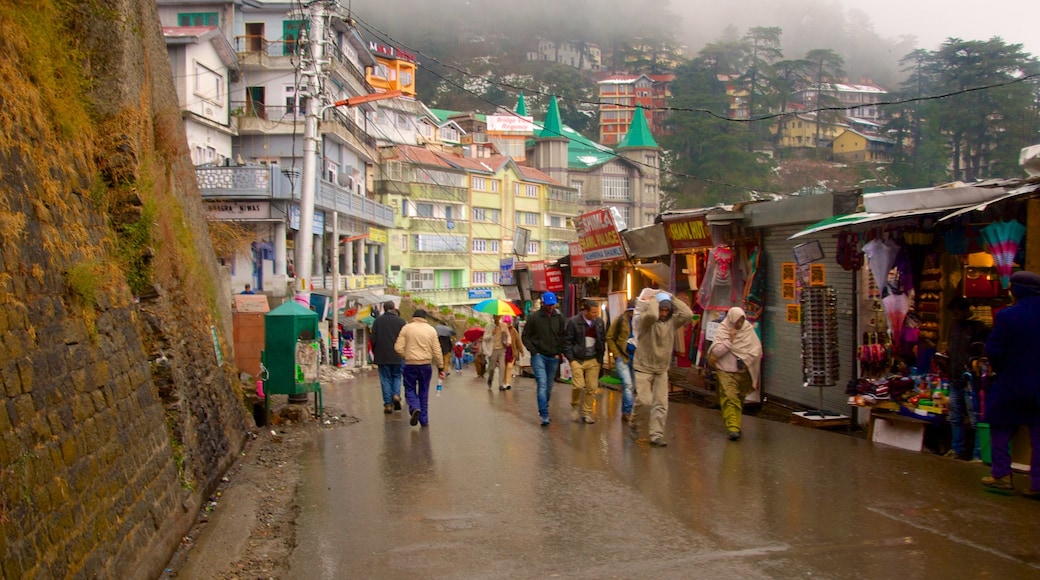 Shimla Mall que incluye escenas urbanas y una ciudad y también un gran grupo de personas