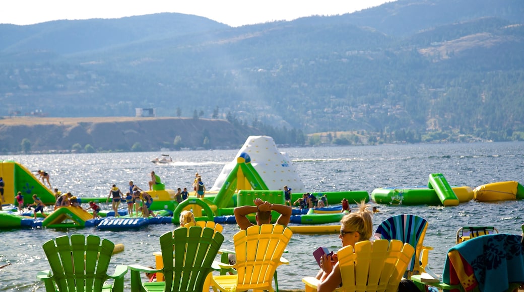 Kelowna mit einem allgemeine Küstenansicht und Wassersport