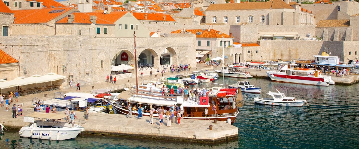 Dubrovnik - Dalmacia Sur ofreciendo una bahía o puerto, patrimonio de arquitectura y una ciudad costera