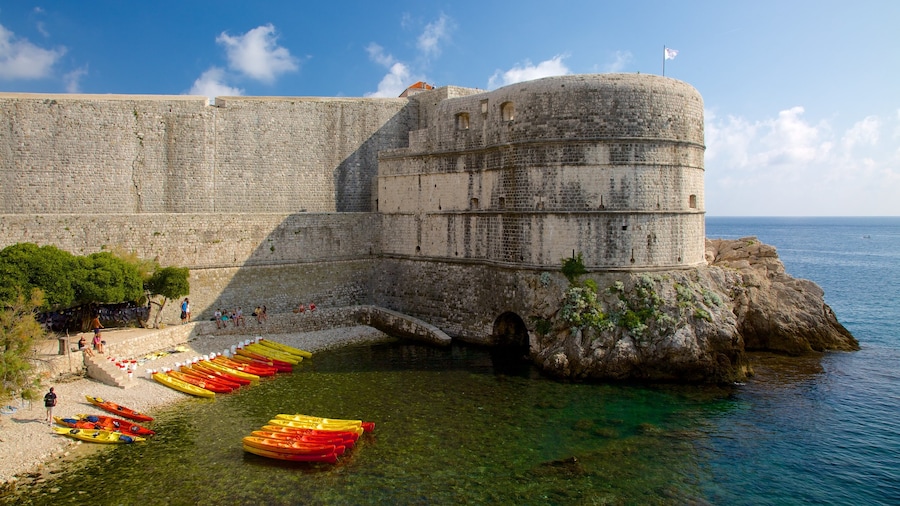 Fort Bokar inclusief vervallen gebouwen en historisch erfgoed