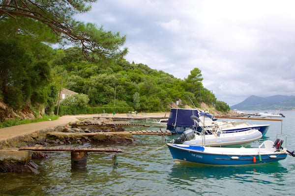 Plage Lapad qui includes baie ou port et navigation