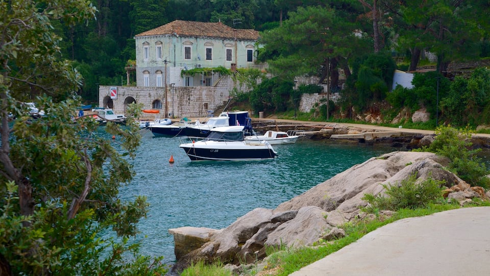 Praia de Lapad que inclui uma baía ou porto e canoagem