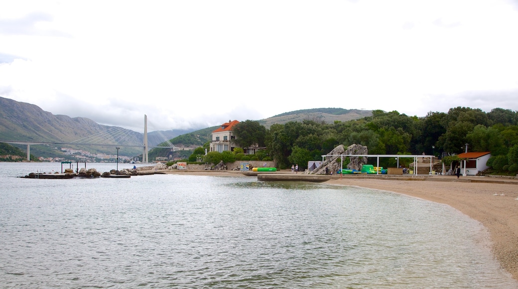 Playa de Copacabana que incluye una playa de arena