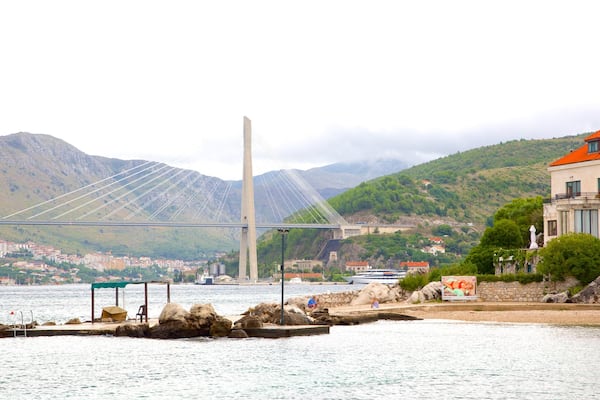 Plage de Copacabana montrant baie ou port, pont et plage