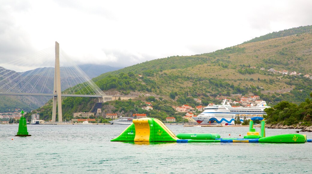 Plage de Copacabana montrant aire de jeu et lac ou étang