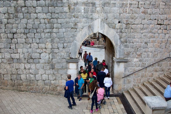 Porte Pile montrant patrimoine historique aussi bien que petit groupe de personnes