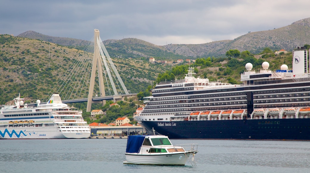 Gruz Harbor featuring cruising