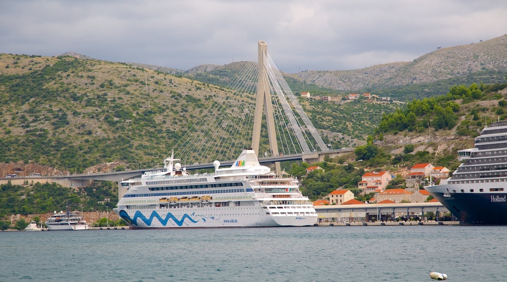 Puerto de Gruž que incluye crucero