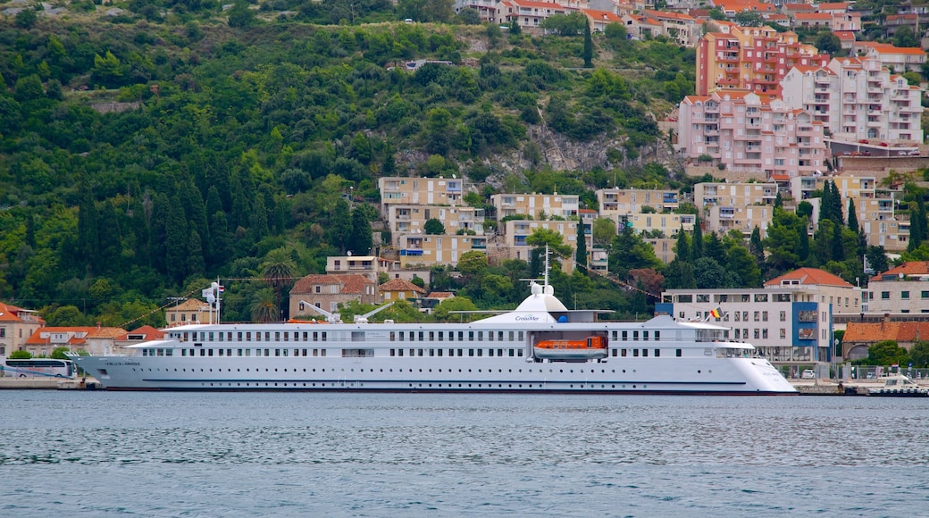 Gruz Harbor which includes cruising