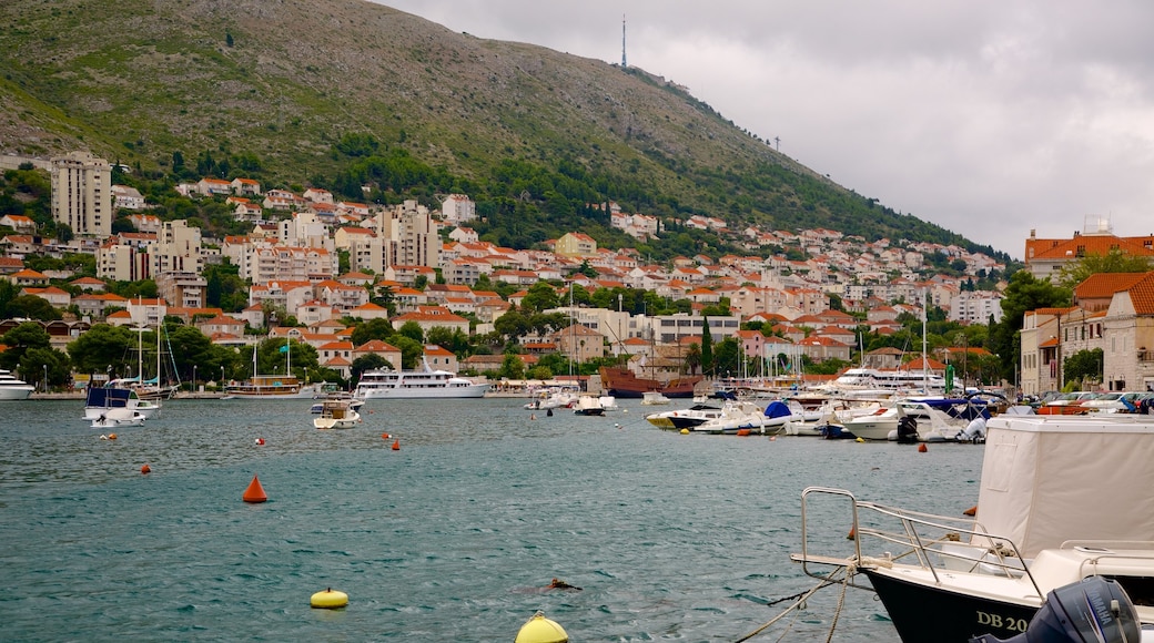 Gruz Harbor which includes a coastal town