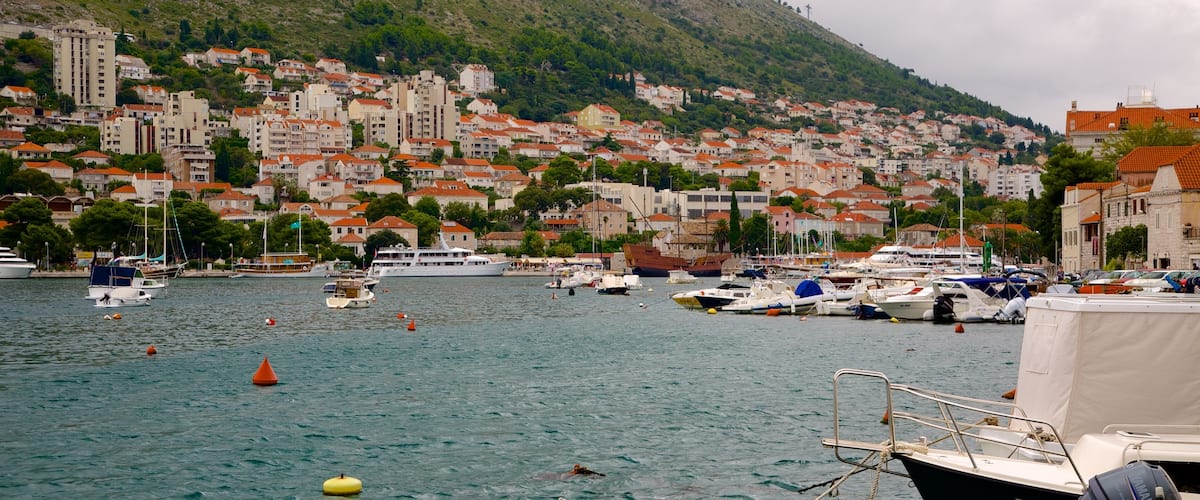 Gruz Harbor which includes a coastal town