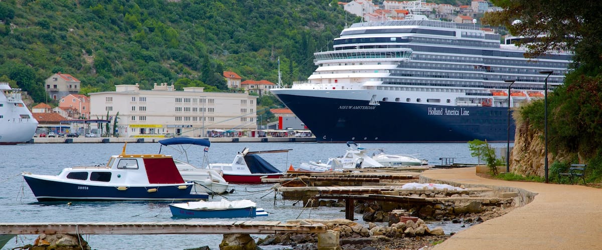 Gruz Harbor which includes cruising