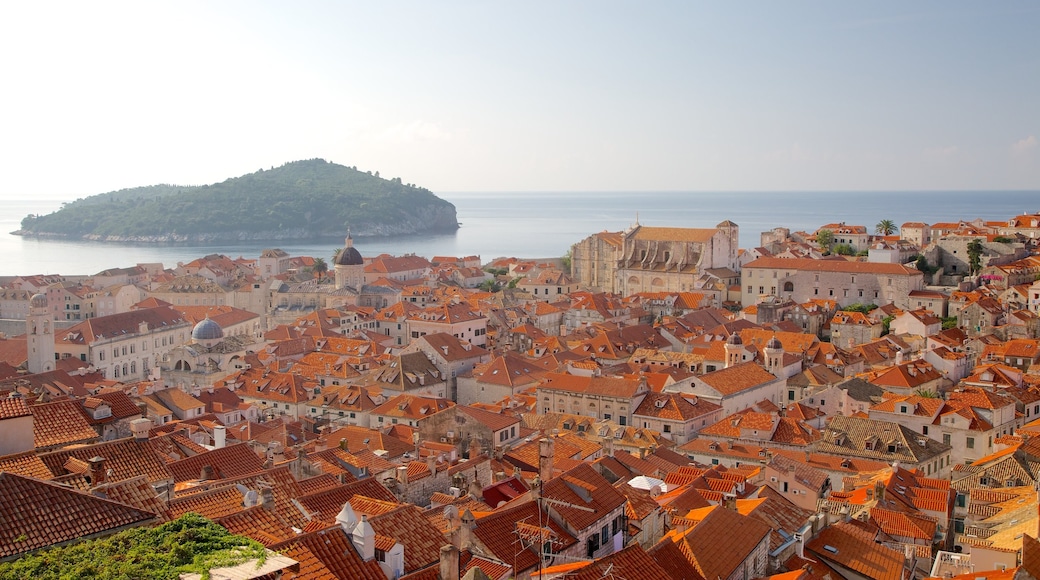 Lokrum 島 呈现出 島嶼景觀 和 濱海小鎮