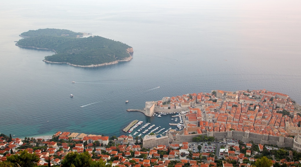 Ile de Lokrum montrant ville côtière et vues d\'île