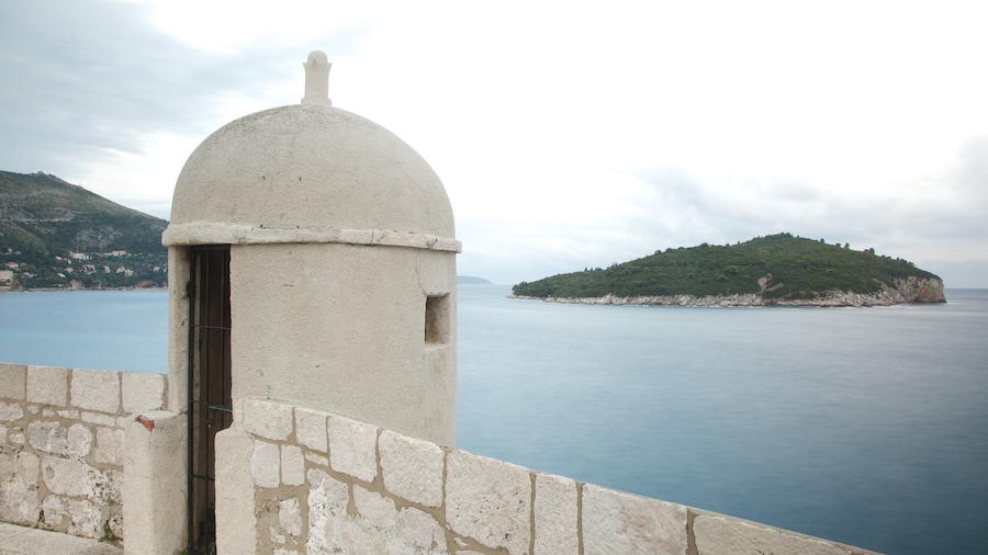 Isla de Lokrum ofreciendo elementos del patrimonio y vistas de una isla