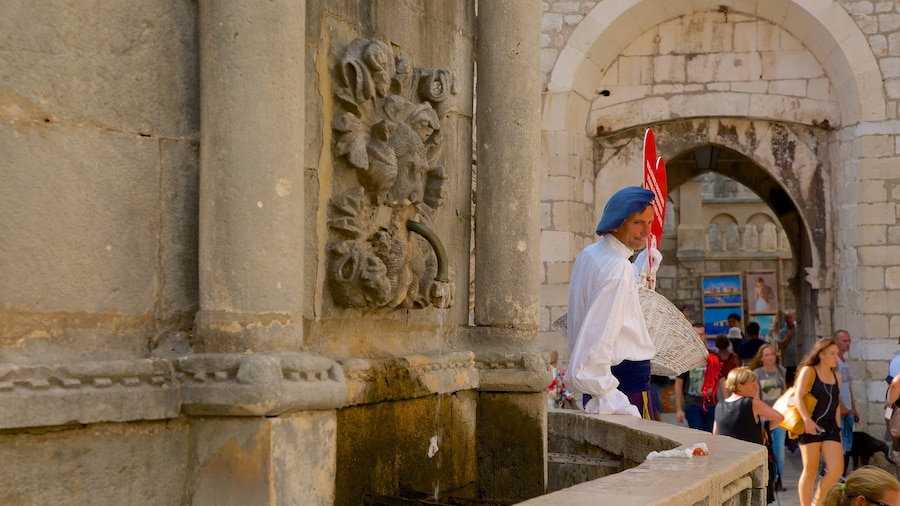 Onofrio\'s fontein inclusief historisch erfgoed en een fontein en ook een man