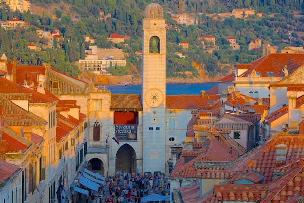 Stradun mettant en vedette ville, patrimoine architectural et église ou cathédrale