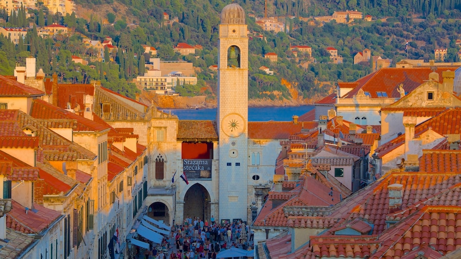 Stradun bevat een stad, een kerk of kathedraal en historische architectuur