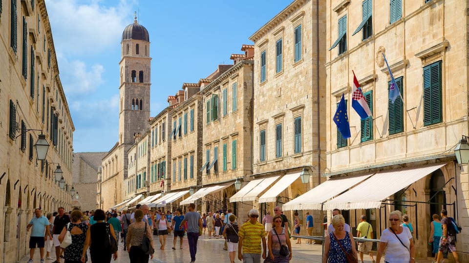 Stradun mostrando arquitetura de patrimônio assim como um grande grupo de pessoas