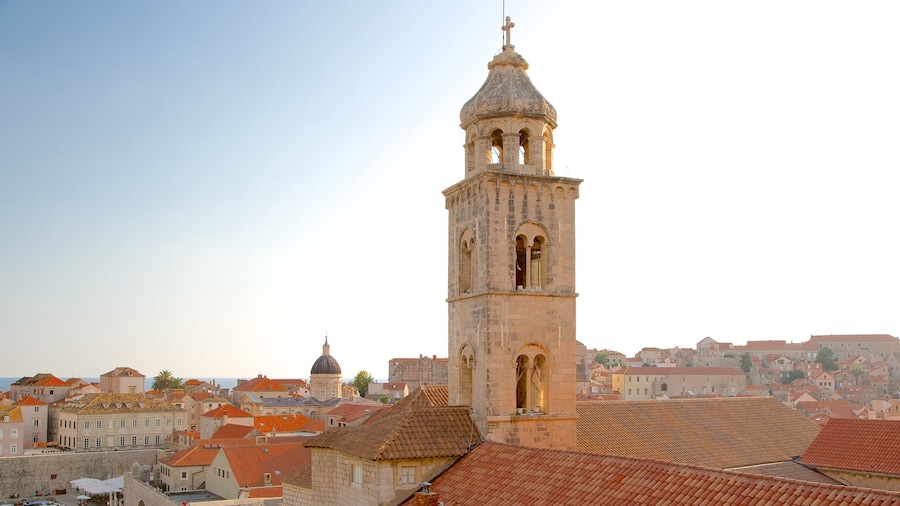 Mosteiro Dominicano caracterizando arquitetura de patrimĂŽnio e uma igreja ou catedral