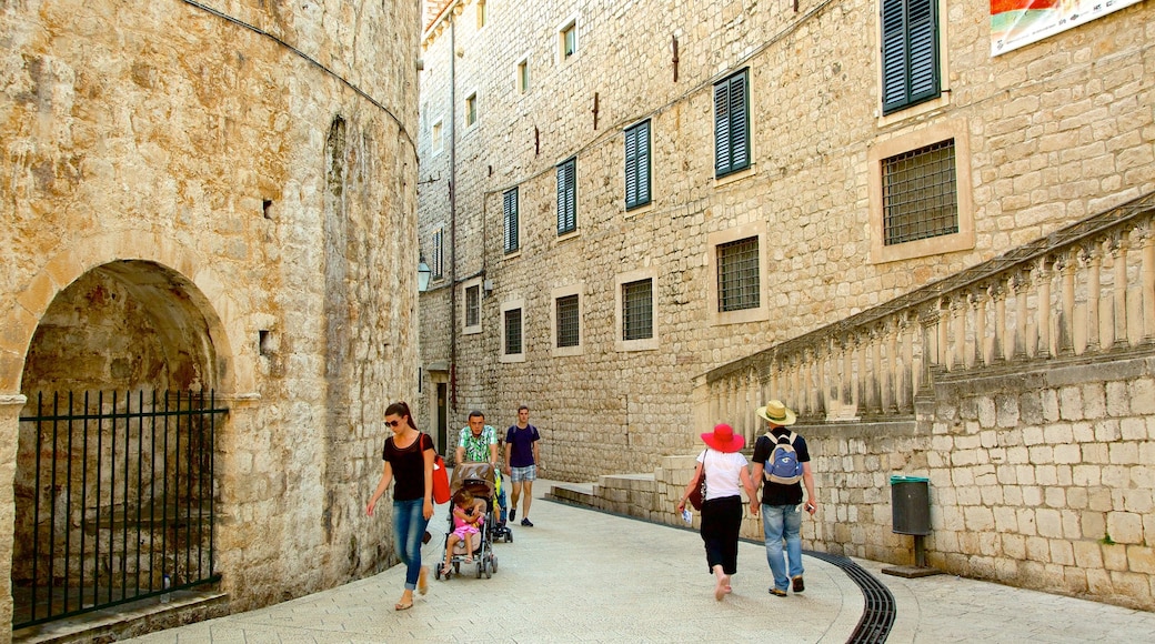 Monastero Domenicano che include architettura d\'epoca cosi come un piccolo gruppo di persone