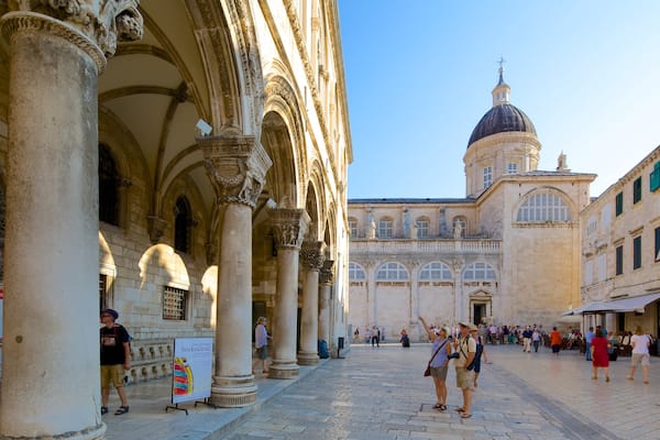 Cathédrale de Dubrovnik montrant église ou cathédrale, square ou place et scènes de rue