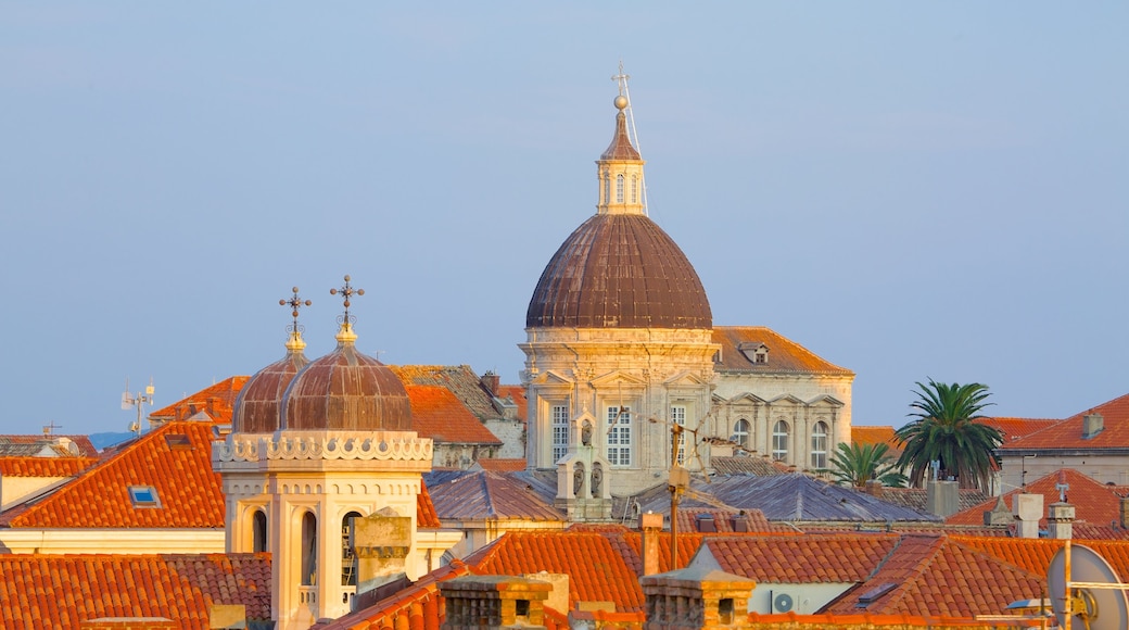 Catedral de Dubrovnik ofreciendo elementos del patrimonio y una ciudad