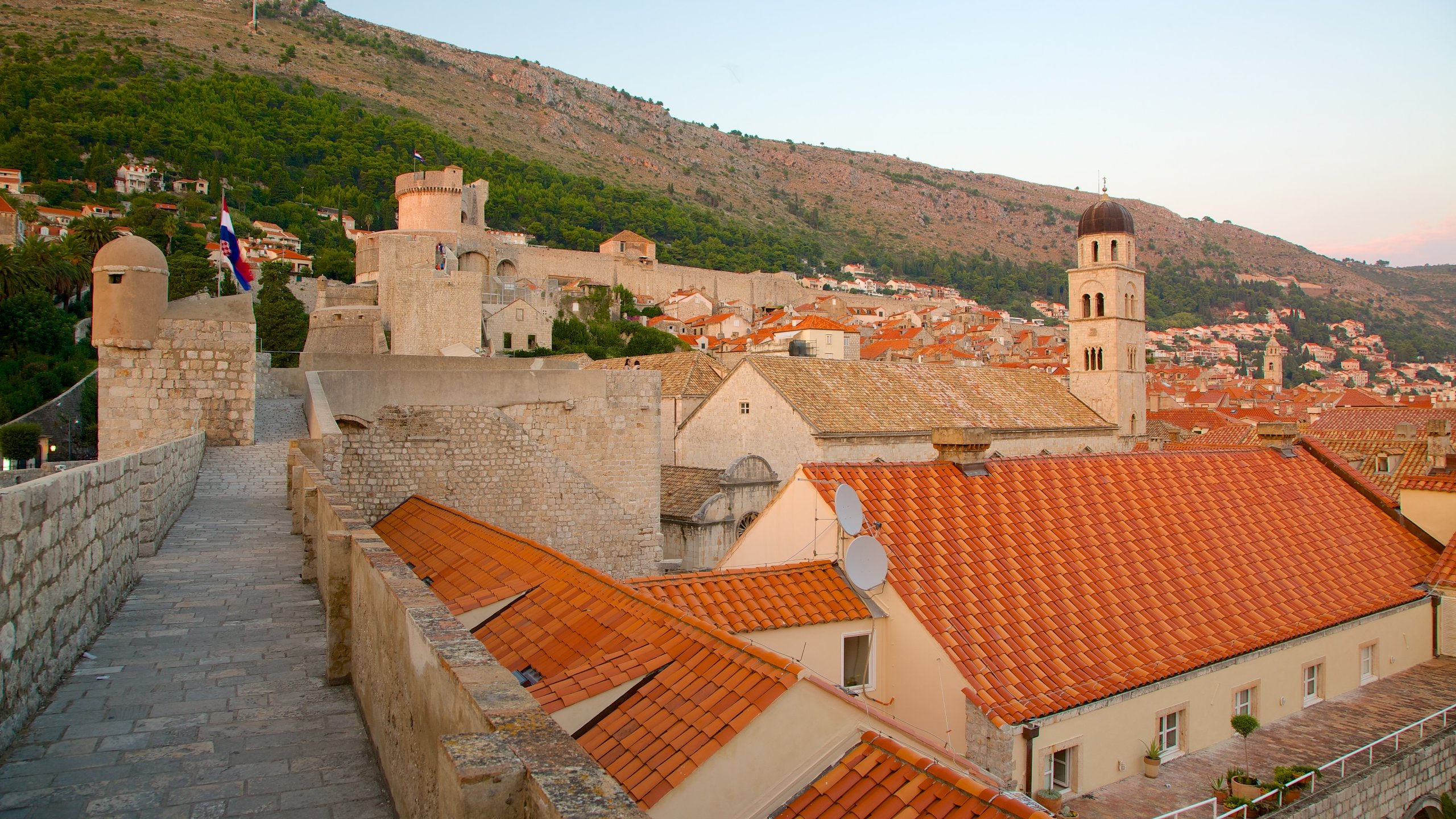 Walls of Dubrovnik architecture • Dubrovnik fortress