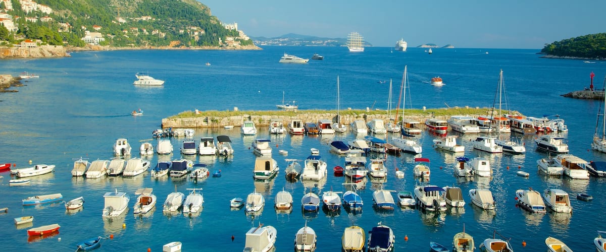 Banje Beach which includes a marina