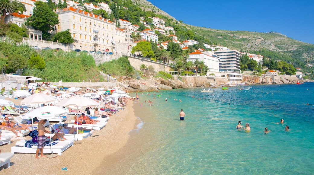 Banje strand som omfatter en sandstrand og en kystby