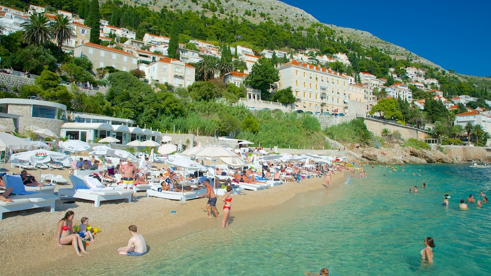 Praia de Banje mostrando uma cidade litorânea e uma praia