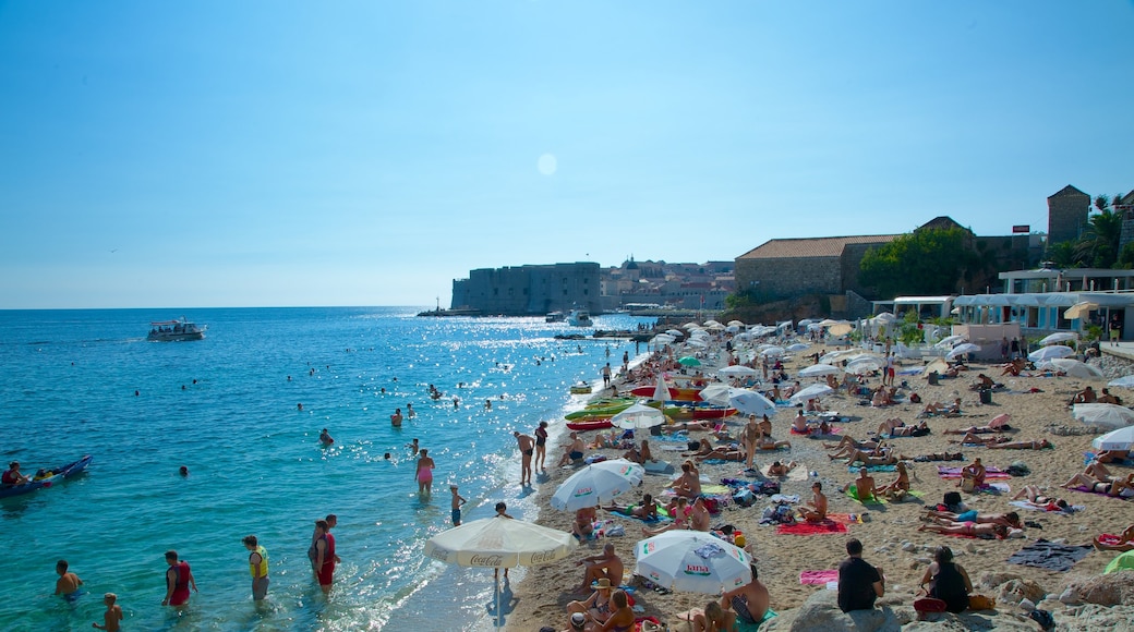 Banje-strand som inkluderar en strand