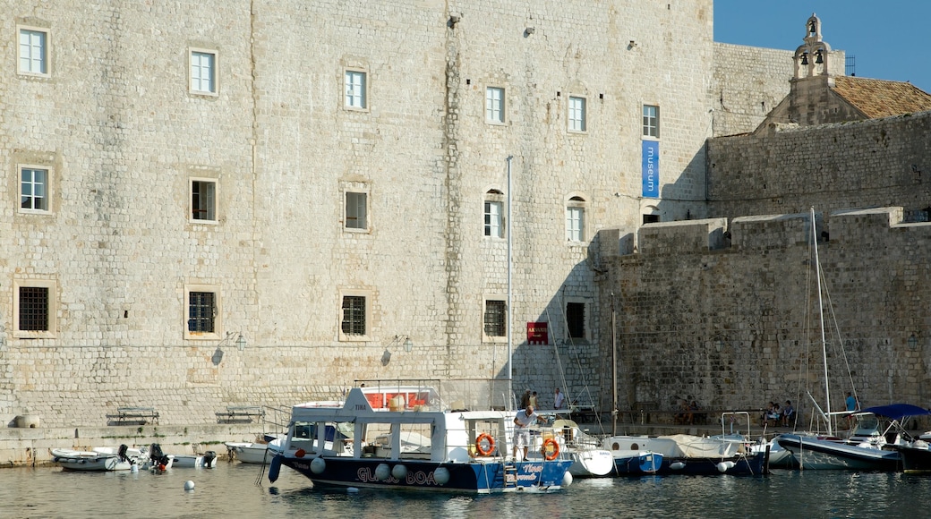 Museo Marítimo y Acuario de Dubrovnik ofreciendo elementos patrimoniales y vistas de una costa