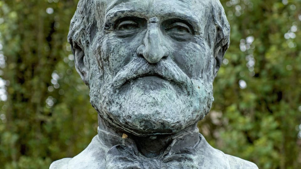 Parme mettant en vedette statue ou sculpture