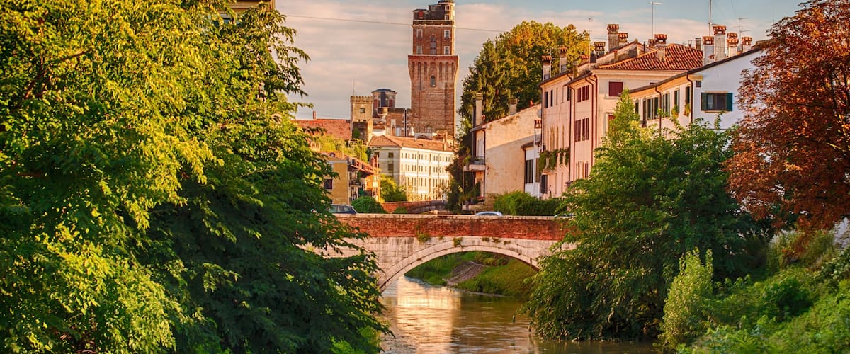 Padua ofreciendo una ciudad y un río o arroyo