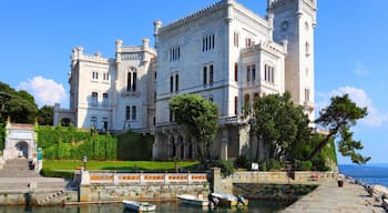 Trieste som inkluderar chateau eller palats och historisk arkitektur