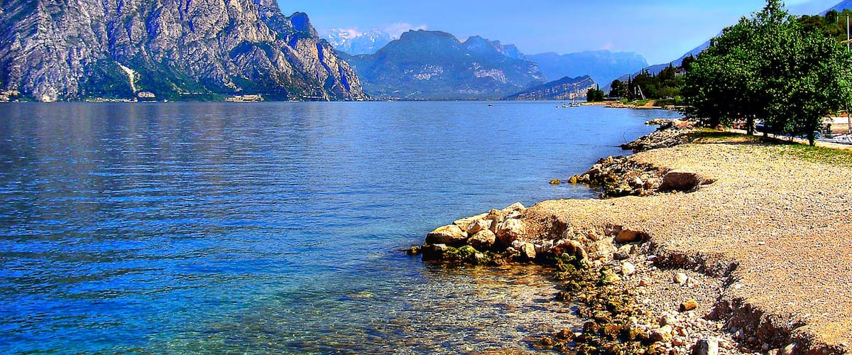 Lac de Garde qui includes panoramas, rivière ou ruisseau et lac ou étang