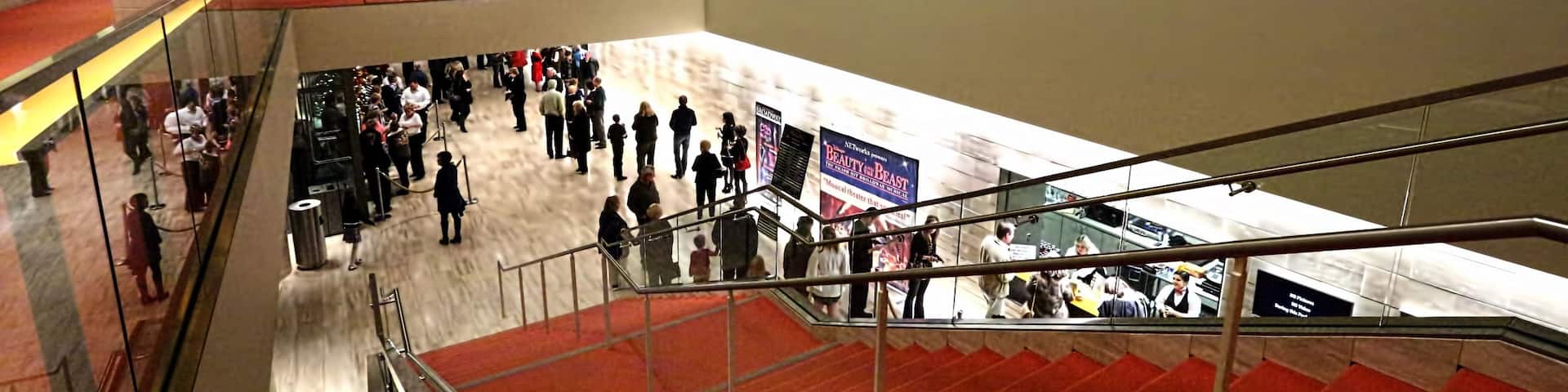 Midland que incluye arte escénica, escenas de teatro y vistas interiores
