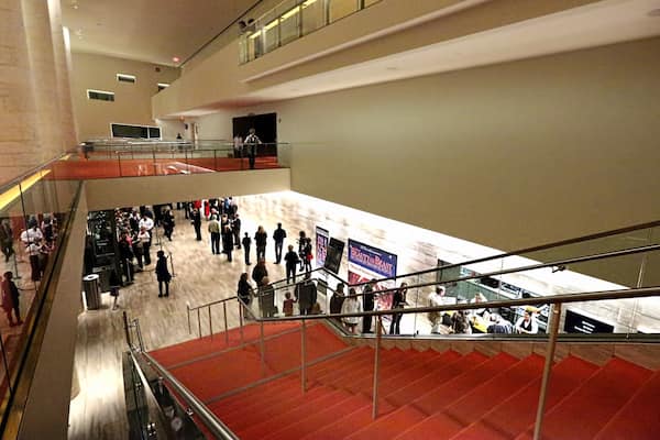 Midland mettant en vedette scènes de théâtre, vues intérieures et arts de la scène