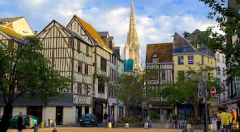 Rouen toont een klein stadje of dorpje en historische architectuur