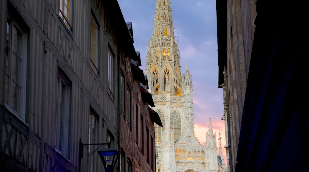 Rouen presenterar en kyrka eller katedral