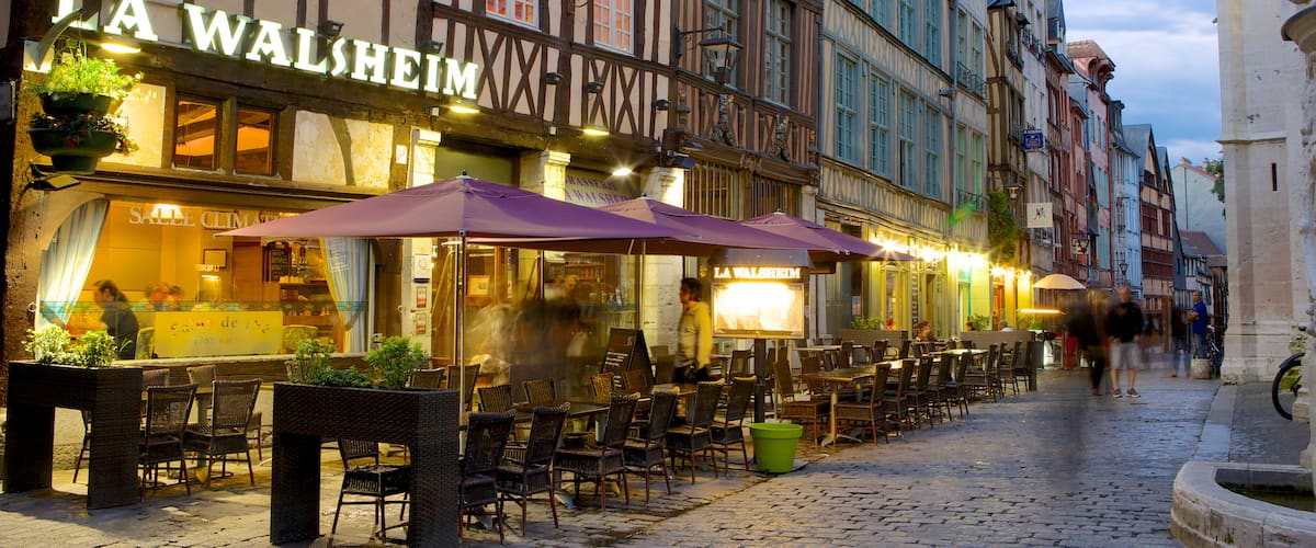 Rouen welches beinhaltet bei Nacht, Kleinstadt oder Dorf und Essen im Freien