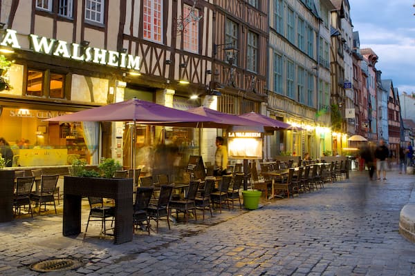 Rouen qui includes petite ville ou village, sortie au restaurant et scĂšnes de nuit