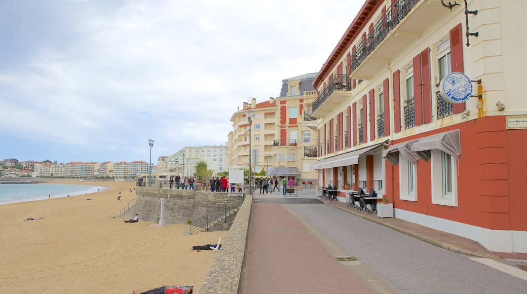 San Juan de Luz ofreciendo una playa, vistas generales de la costa y una ciudad costera