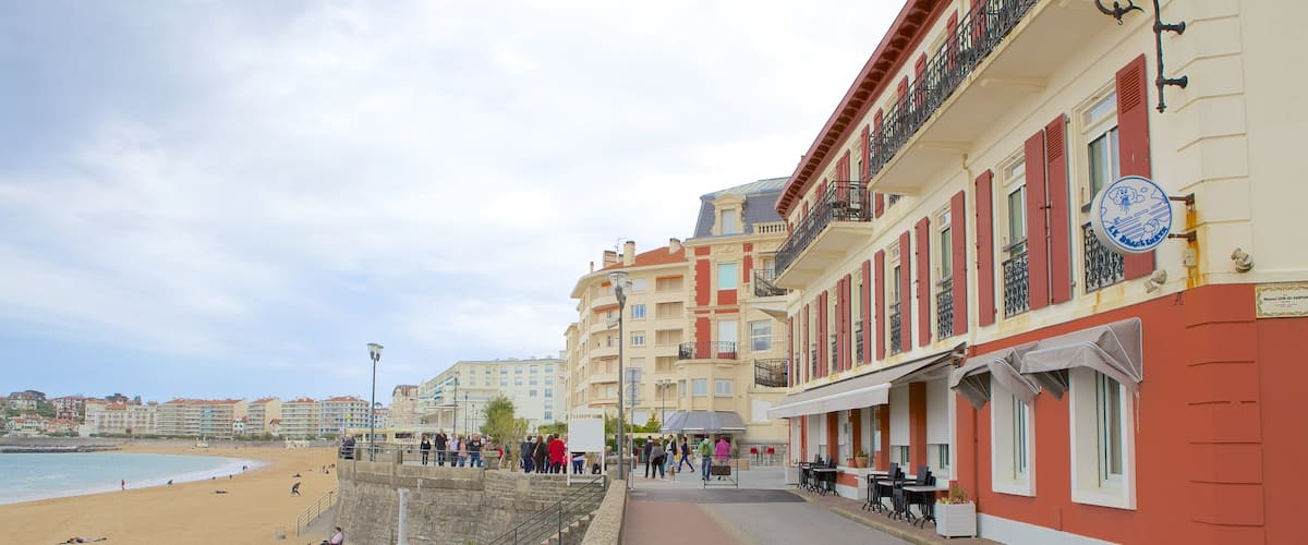 San Juan de Luz ofreciendo una playa, vistas generales de la costa y una ciudad costera
