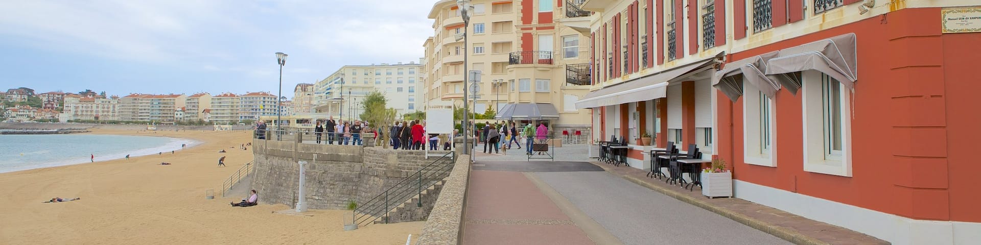 Saint-Jean-de-Luz som visar kustutsikter, en strand och en kuststad